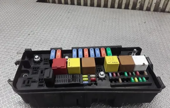Opel Vectra C Fuse module 13187504