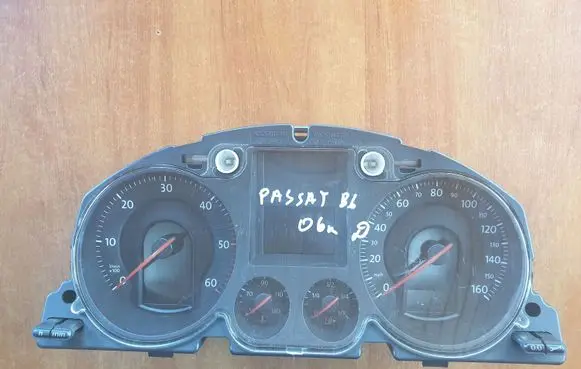 Volkswagen PASSAT B6 Speedometer (instrument cluster) A2C53194181