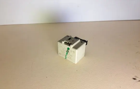 Toyota Hilux (AN10, AN20, AN30) Hazard warning light relay 8198030170 0665005641