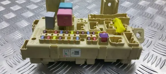 Toyota Corolla Verso AR10 Fuse module 892210F020