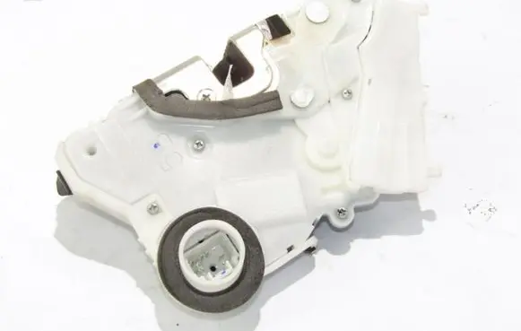 Toyota Verso-S Front door lock