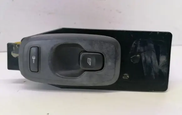 Volvo V70 Electric window control switch 8682950