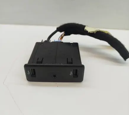 Renault Kadjar AUX in-socket connector 280239853R DQ16192623