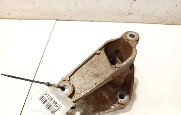 Engine mounting bracket