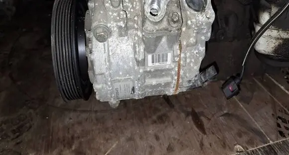 Volkswagen Touran I Air conditioning (A/C) compressor (pump) DCP32045