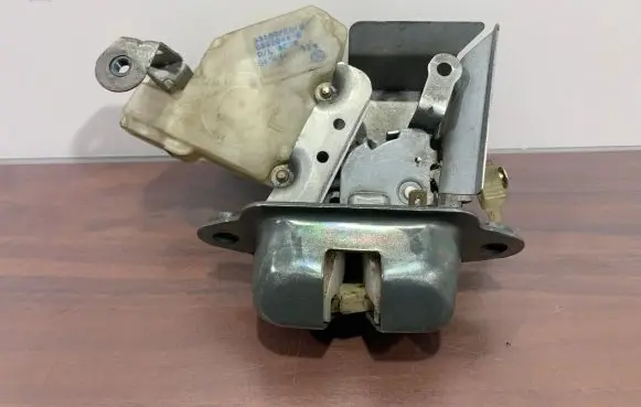 Subaru Impreza II Tailgate/trunk/boot lock/catch/latch 63100R4010