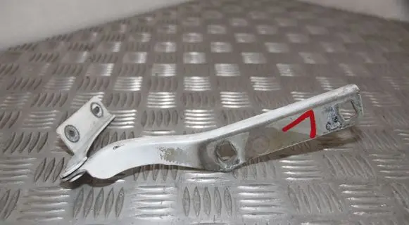 Engine bonnet/hood hinges
