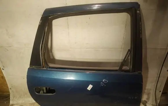 Nissan Almera Tino Rear door melynos