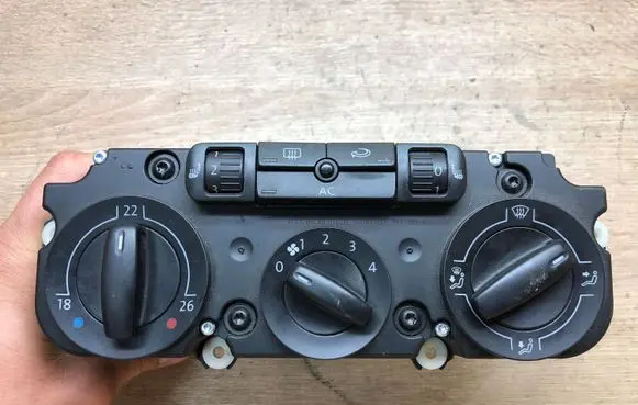 Volkswagen Touran I Climate control unit