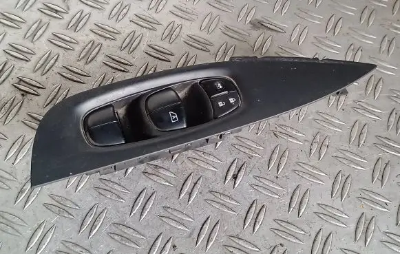 Nissan Qashqai Electric window control switch