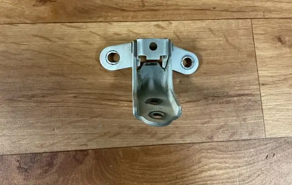 Hyundai i30 Front door lower hinge 