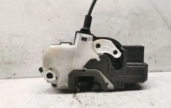 Opel Insignia A Front door lock
