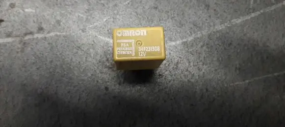 Peugeot 308 Fuel pump relay 9673062180