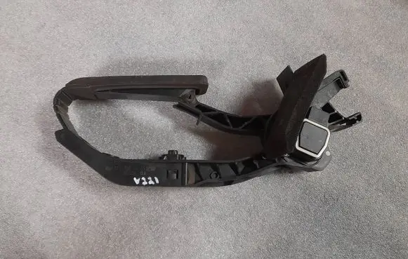 Mercedes-Benz E W211 Accelerator throttle pedal A2113000404 2113000404
