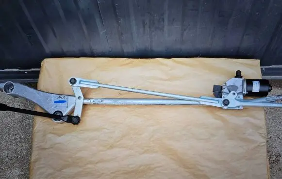 Mercedes-Benz B W245 Front wiper linkage and motor 405127 3230A