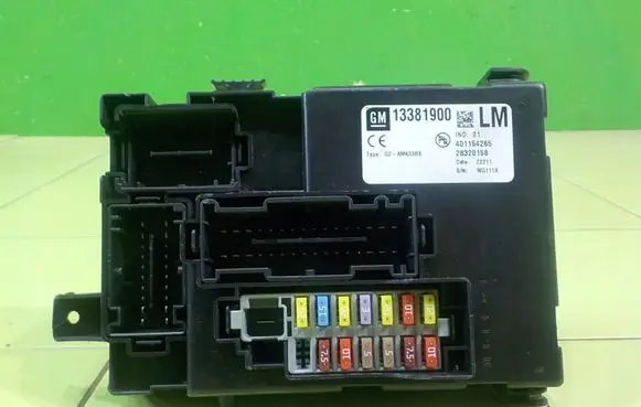 Opel Meriva B Fuse box set 13381900 WP157