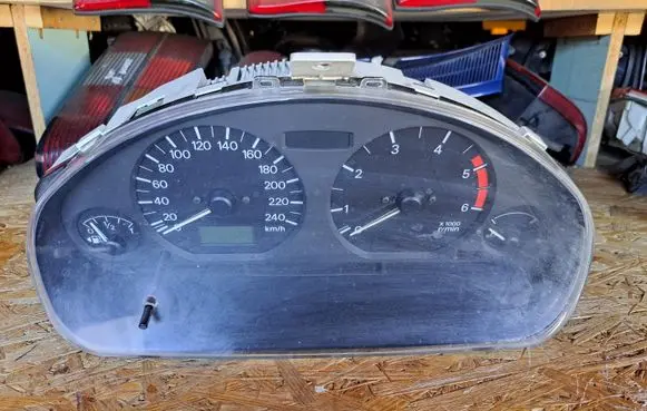 Mitsubishi Carisma Speedometer (instrument cluster) MR308409 98DX 0P0231