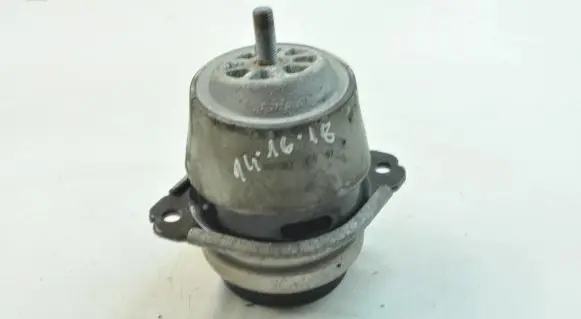 Volkswagen Touareg I Engine mount bracket 7L8199131A