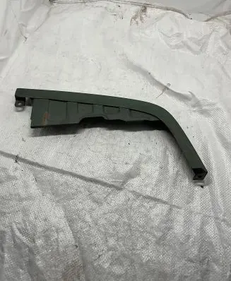 Mitsubishi Pajero Sport I Rear light center trim bar blend 