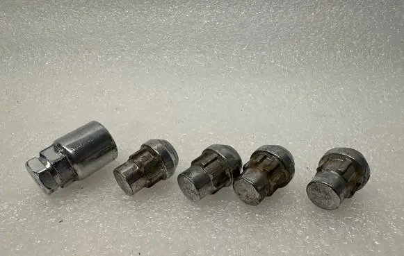 Jaguar XK8 - XKR Anti-theft wheel nuts and lock 