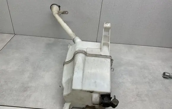 Nissan X-Trail T32 Windshield washer fluid reservoir/tank 