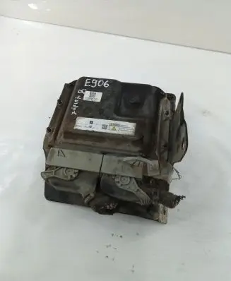 Opel Zafira B Engine control unit/module 55590118