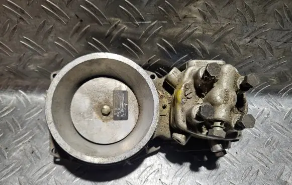 Audi 80 90 B3 Fuel distributor 0438121011 026133353