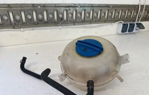 Volkswagen Multivan T5 Coolant expansion tank/reservoir 7H0121407B