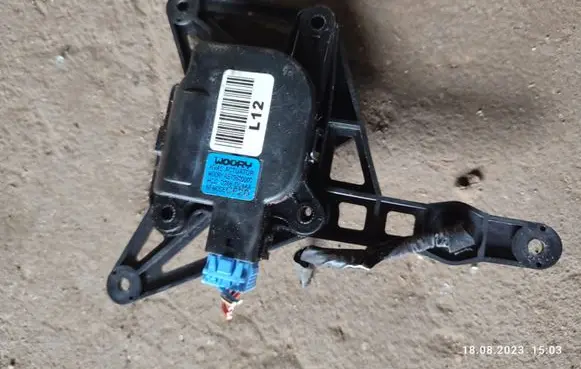 Hyundai Sonata Air flap motor/actuator D266DC4AA