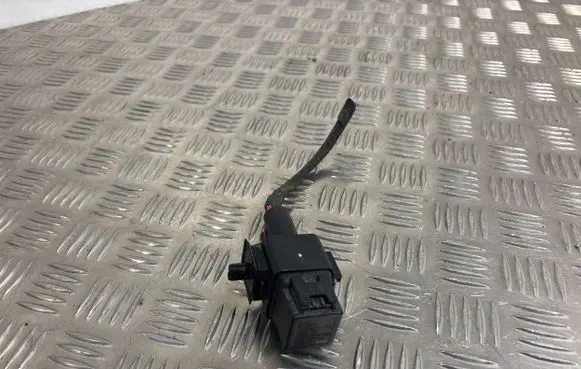 BMW 2 F46 Coolant fan relay 9207913 V23136J1004X85