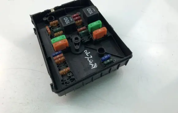 Volkswagen Caddy Fuse box set 1K0937125A