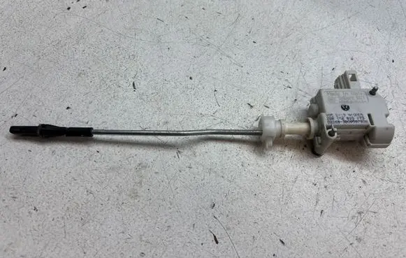 Volkswagen Golf V Fuel tank cap lock motor 3B0959782A 1K6810773