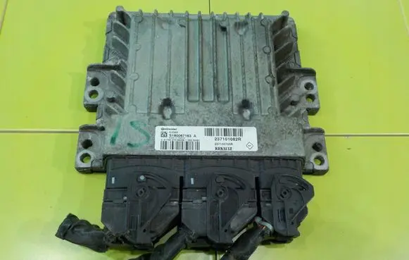 Nissan Juke I F15 Engine control unit/module 237101082R