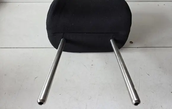Volkswagen Tiguan Front seat headrest 