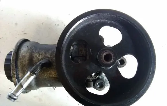 Toyota Avensis T250 Power steering pump U7D13988