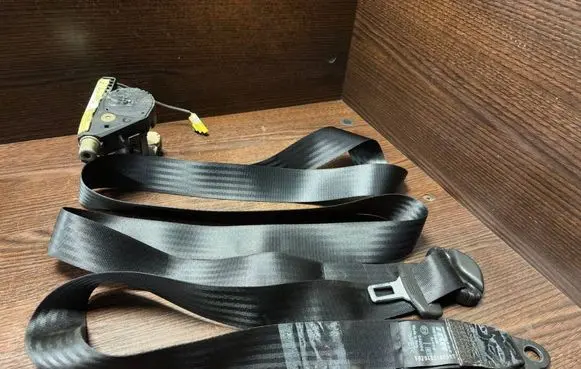 Iveco Daily 3rd gen Front seatbelt 33017280A1 048006