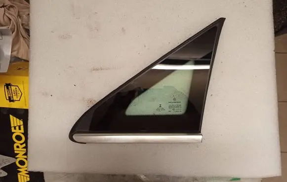 Mercedes-Benz Vito Viano W447 Front triangle window/glass 43R000016 DOT211M75AS2 E000191