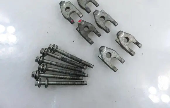 Infiniti M Fuel Injector clamp holder 