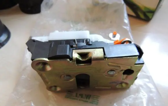 Renault Master II Front door lock 8200147149