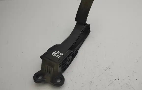 Mercedes-Benz ML W164 Accelerator throttle pedal A1643000004