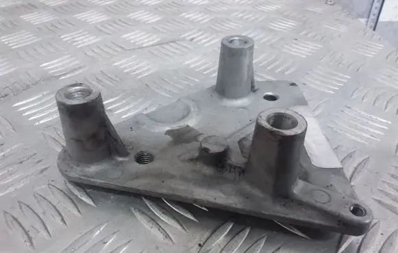 Opel Astra H Engine mounting bracket
