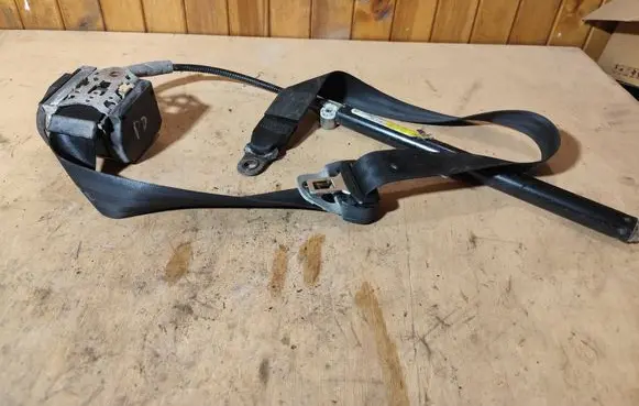 Volkswagen PASSAT B4 Front seatbelt 3A0857706A