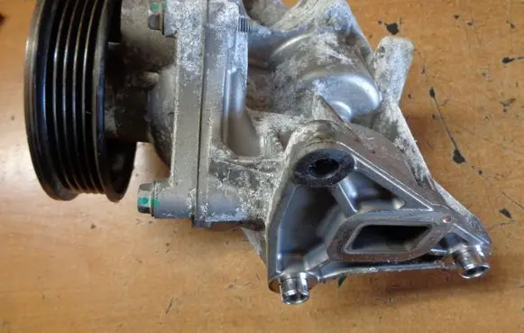 Volkswagen PASSAT B7 Water pump 528074526