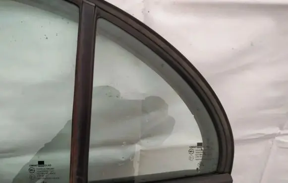 Rear vent window glass