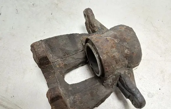 Toyota Corolla Verso AR10 Front brake caliper