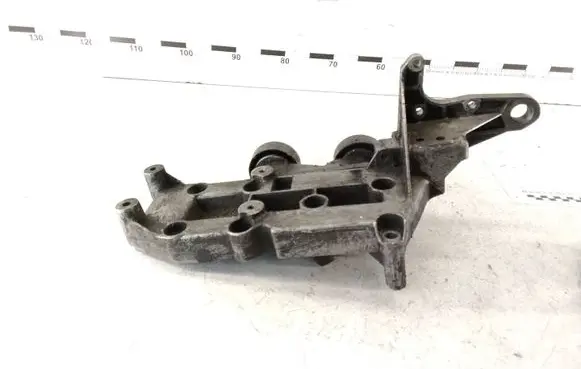 Volvo S60 Engine mounting bracket 8642196