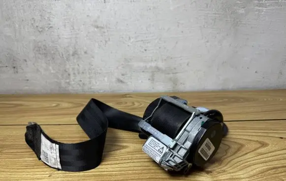 Volkswagen Golf VI Front seatbelt 6178963F1A