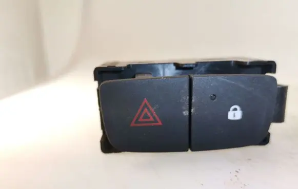 Renault Trafic III (X82) Hazard light switch E3160601