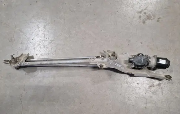 Mitsubishi L200 Front wiper linkage and motor 8250A125 8251A020
