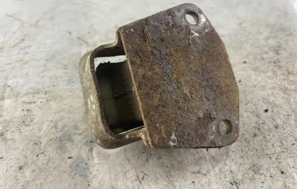 Mitsubishi Pajero Sport I Engine mount bracket Mr210868